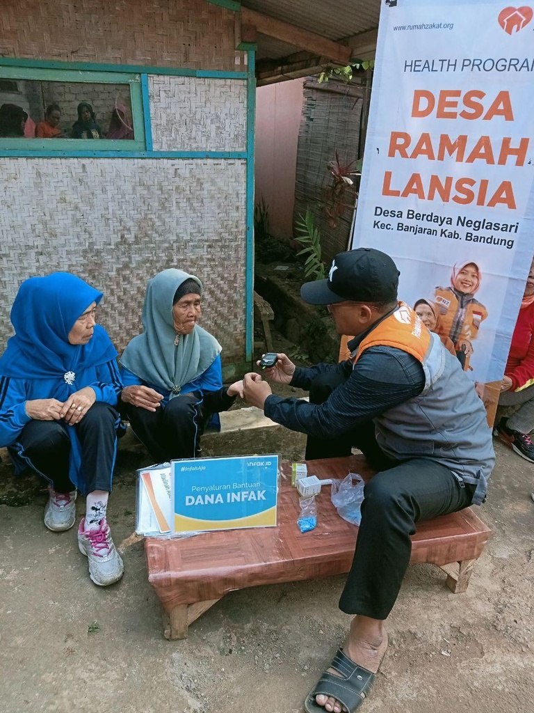Lomba Agustusan di Desa Ramah Lansia