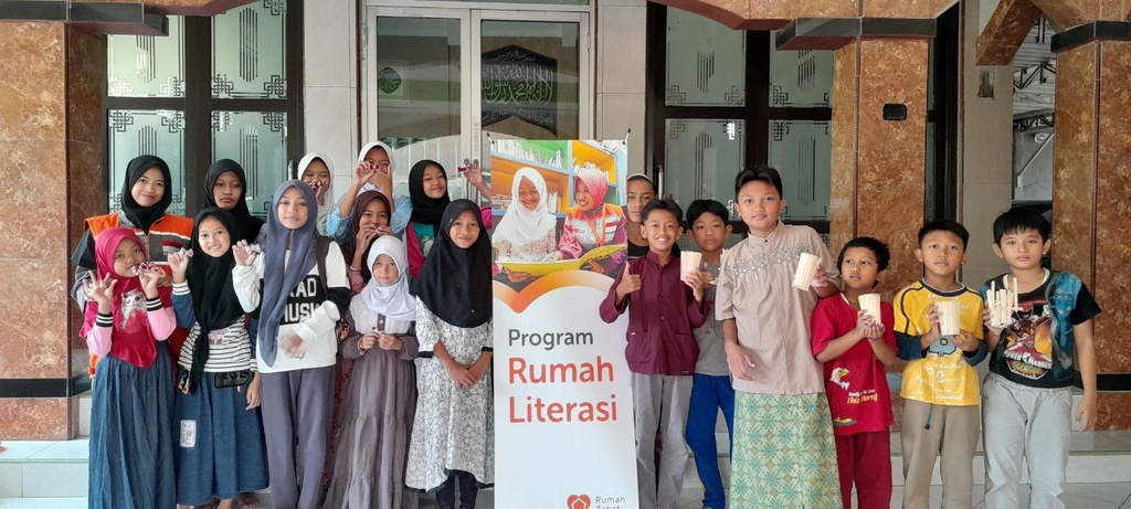 InfakID Berikan Bantuan Alat Tulis kepada 5 Anak Dhuafa di Desa Rawa Panjang