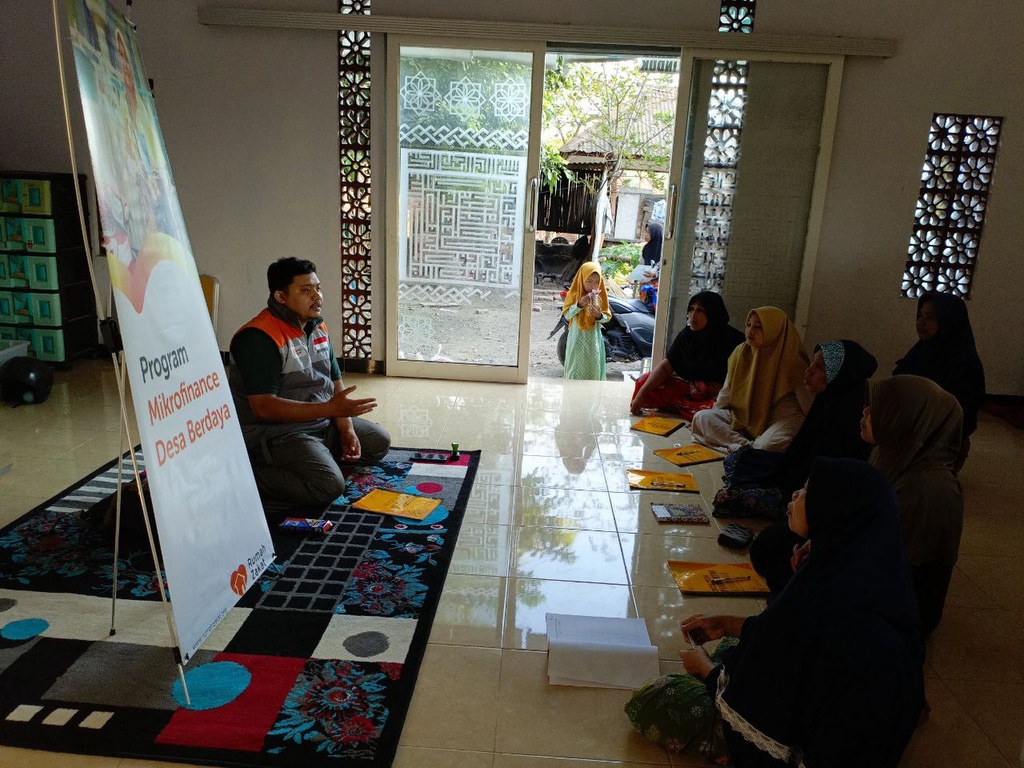 Rumah Zakat Berikan Buku Pencatatan Keuangan Usaha kepada Penerima Manfaat Program Microfinance di Desa Berdaya dari Donatur InfakId