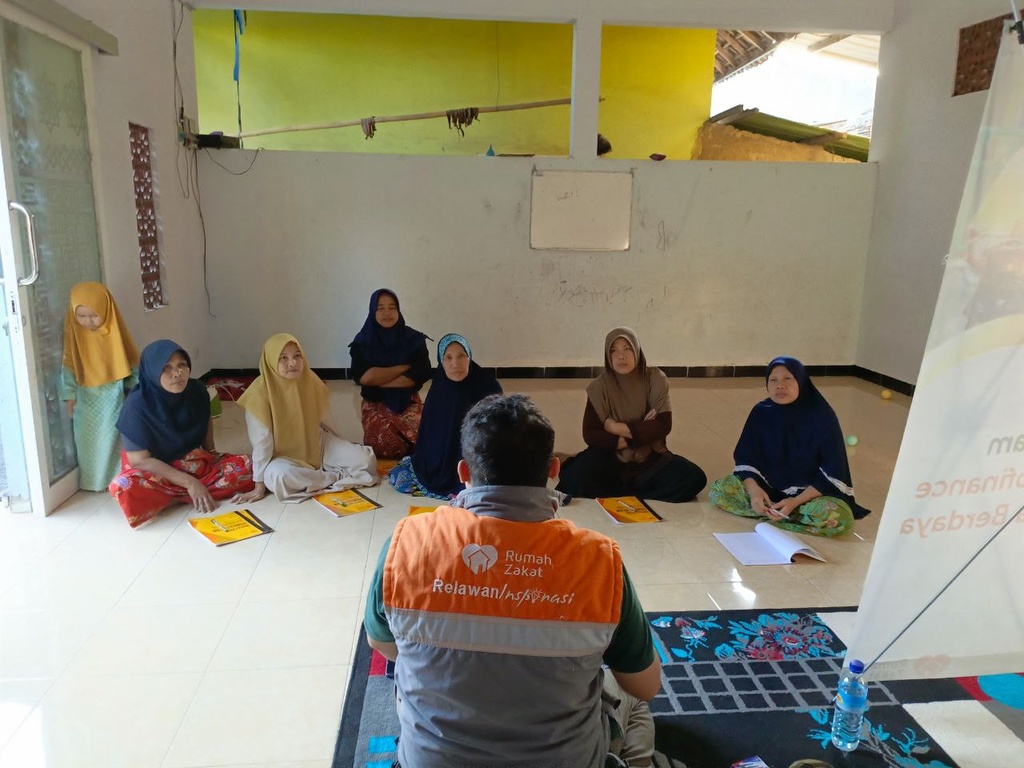 Rumah Zakat Berikan Buku Pencatatan Keuangan Usaha kepada Penerima Manfaat Program Microfinance di Desa Berdaya dari Donatur InfakId