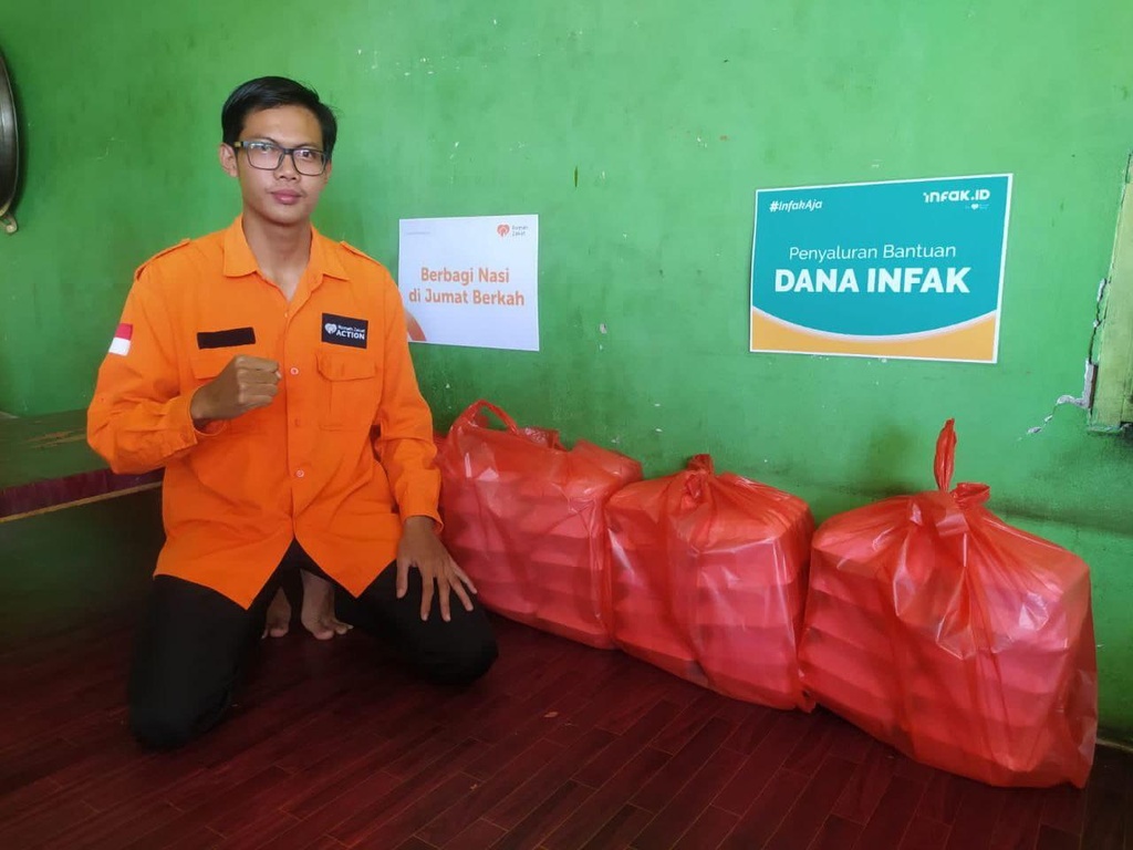 RUMAH ZAKAT BERBAGI NASI  DI JUM'AT BERKAH