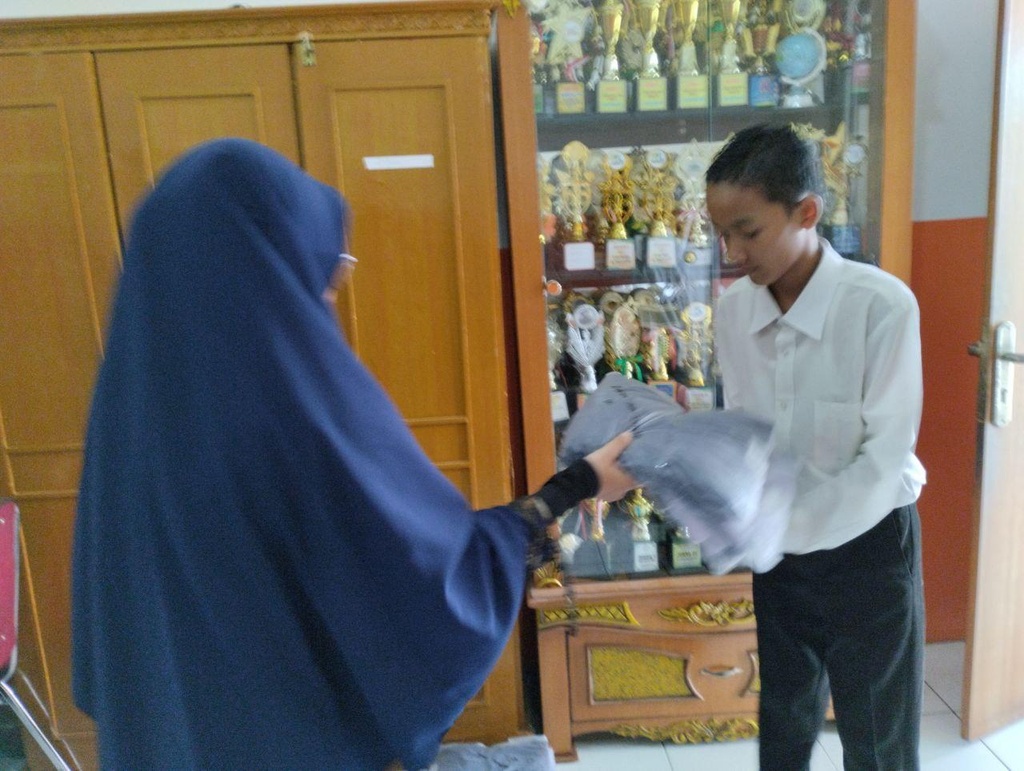 Penyerahan seragam sekolah SMP Juara Pekanbaru